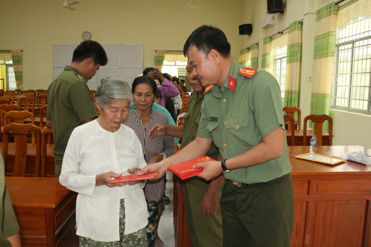 D:ĐOÀN THANH NIÊN2023CATV Tang qua TêtIMG_2081.JPG